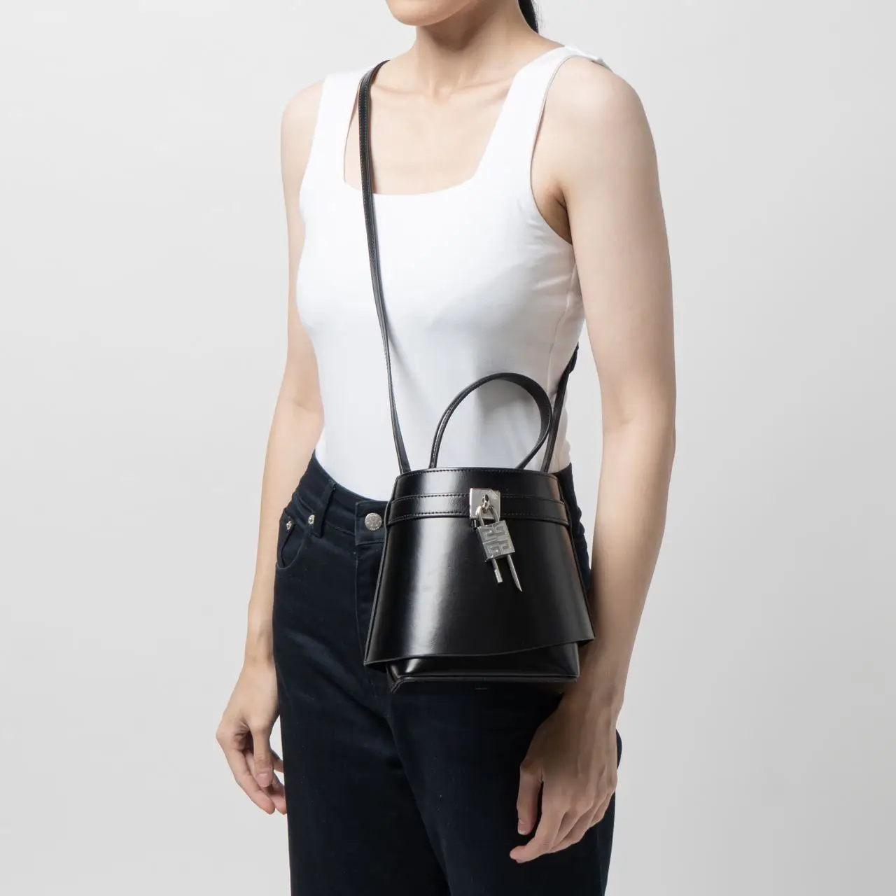 GIVENCHY| (BB50WGB00D 001) Givenchy Shark Lock Bucket Bag Black – voilà.id