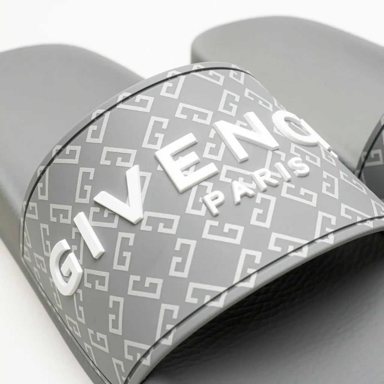 【Givenchy】グレー Monogram 72 プールスライド Black Monogram 72 Pool Slides by Givenchy on Sale