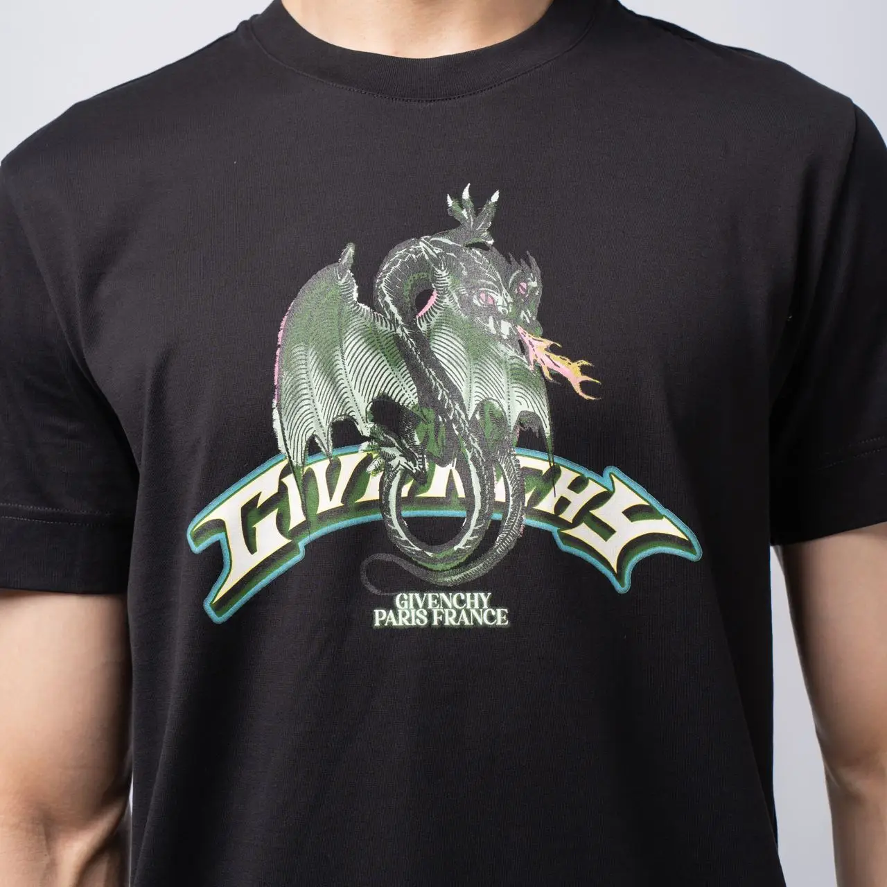 GIVENCHY ドラゴンプリント Tシャツ XS Givenchy Dragon Print Slim Fit T-Shirt Black – voilà.id