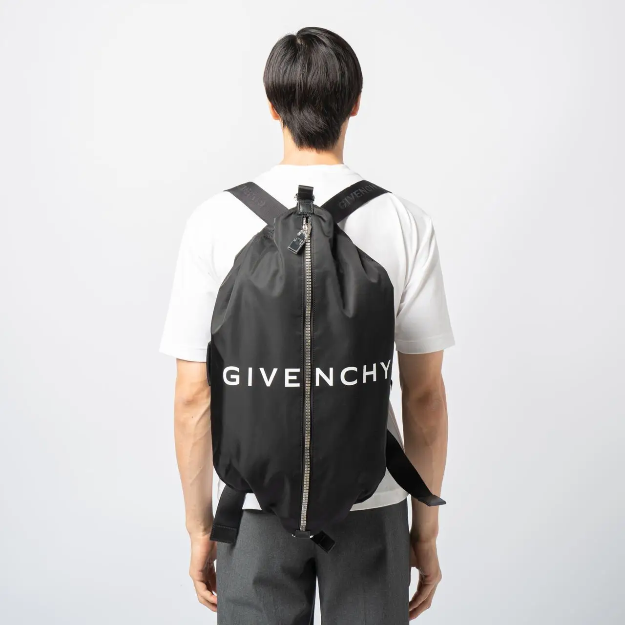 GIVENCHY ブラックナイロンバッグ GIVENCHY (ジバンシィ) ナイロン エッセンシャル U ウエストバッグ