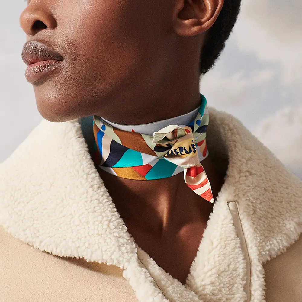 HERMES ツイリー Parade en Fanfare Twilly 直営店ラッピング Hermes Parade en Fanfare Twilly Bleu / Camel / Rouge – voilà.id