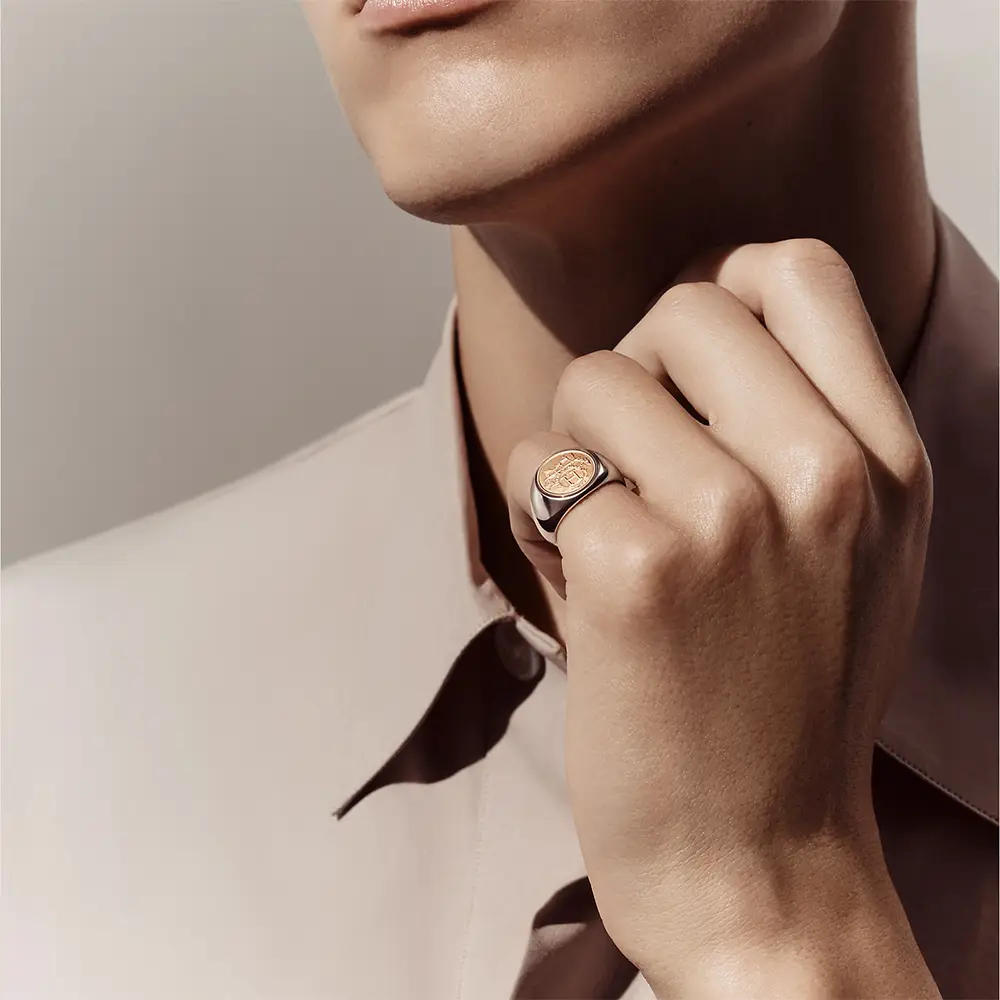 シルバーとローズゴールドの素敵な競演HermesEx-Librisリング MM Hermès Ex-Libris Signet Ring Silver/Rose Gold – voilà.id