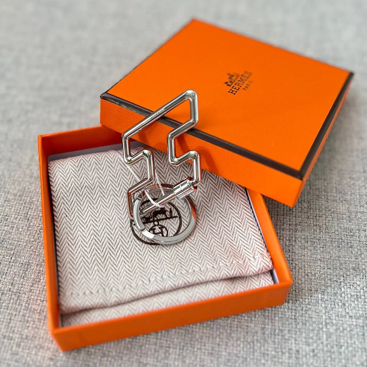 Hermes H Too Speed Keyring Metal Silver – voilà.id