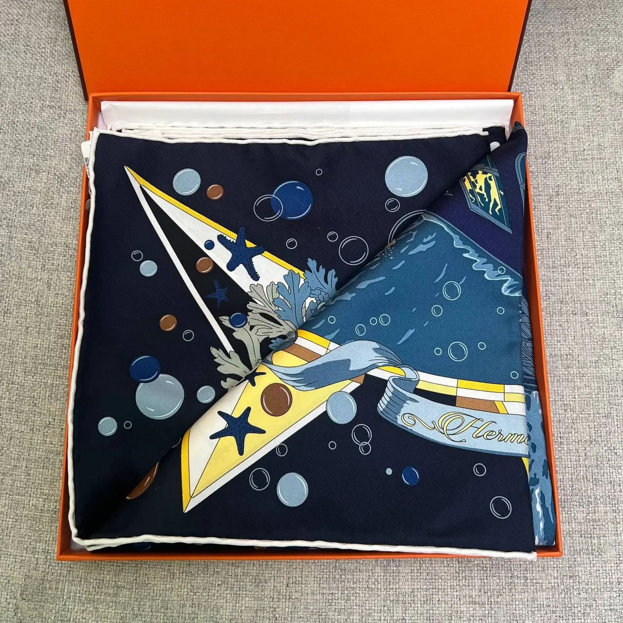 Hermès Flagship Scarf 90 Dark Navy/Yellow/Denim Blue – voilà.id