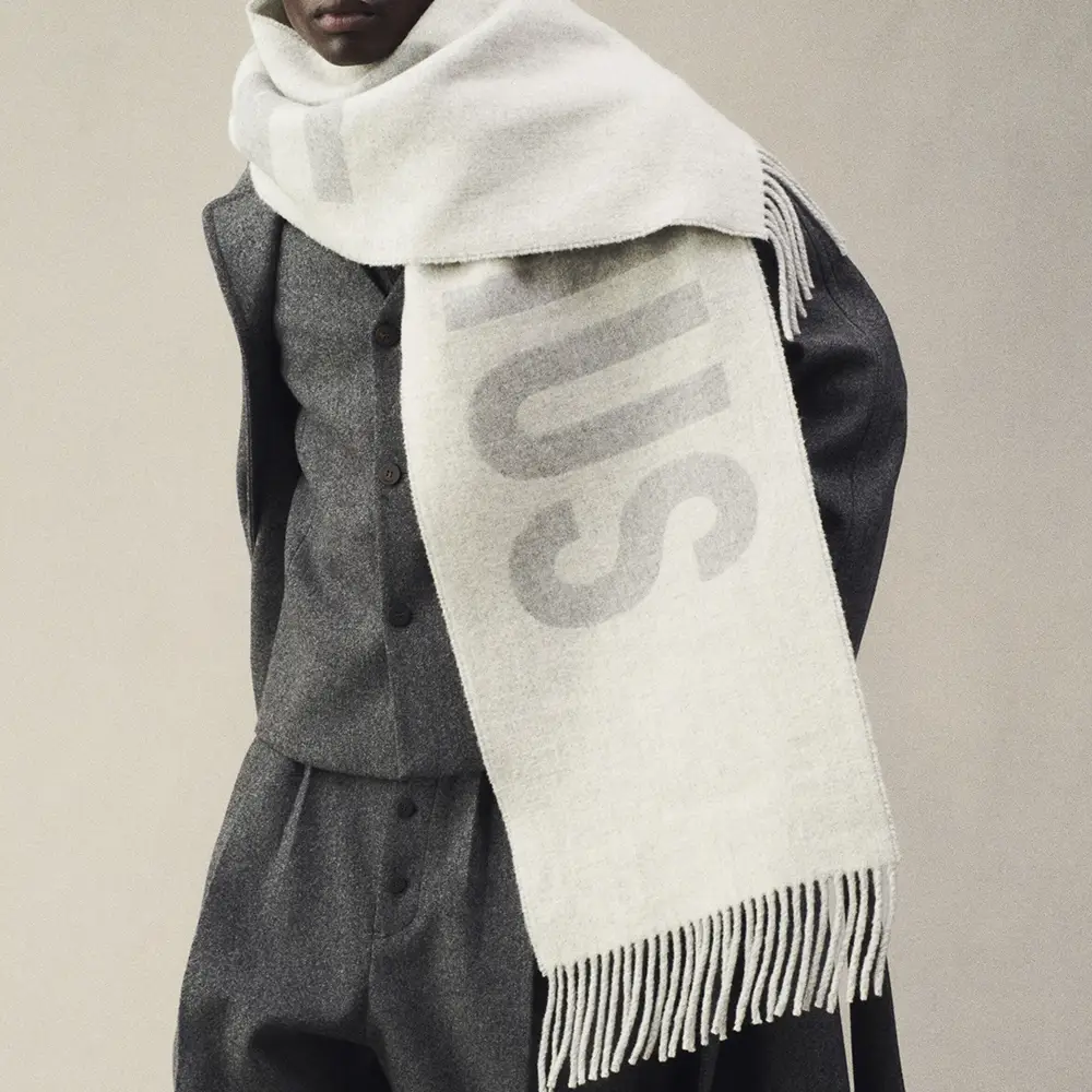 Jacquemus The Wool Fringe Logo Scarf Grey – voilà.id