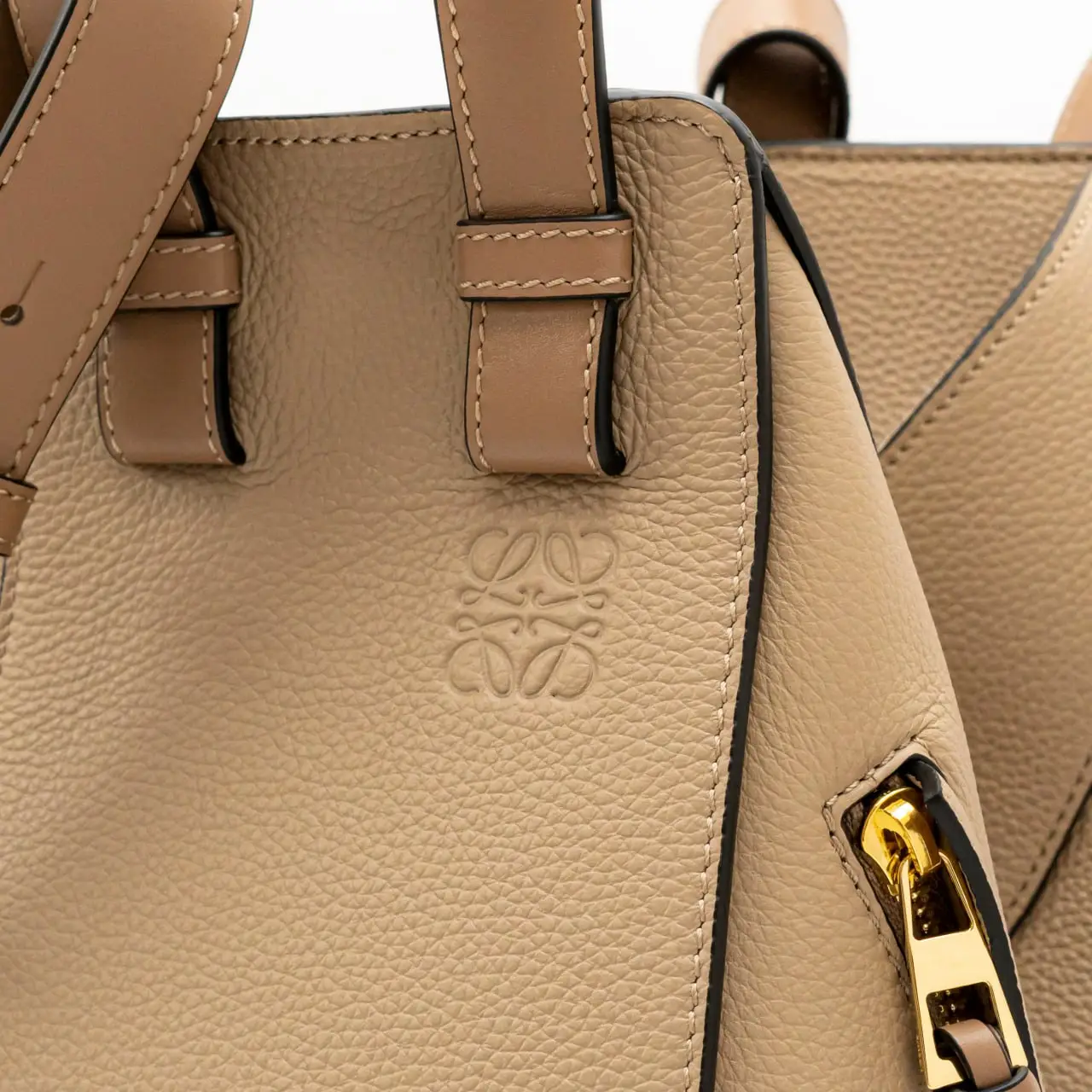 【LOEWE】Small Hammock Bag - Sand LOEWE Calfskin Small Hammock Shoulder Bag Sand 1627231