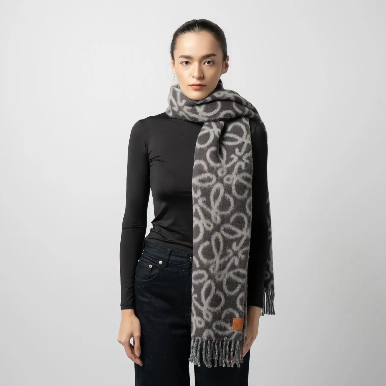 ボレロ・ショール Loewe Anagram dark grey/black scarf Anagram scarf in alpaca and wool blend Black - LOEWE