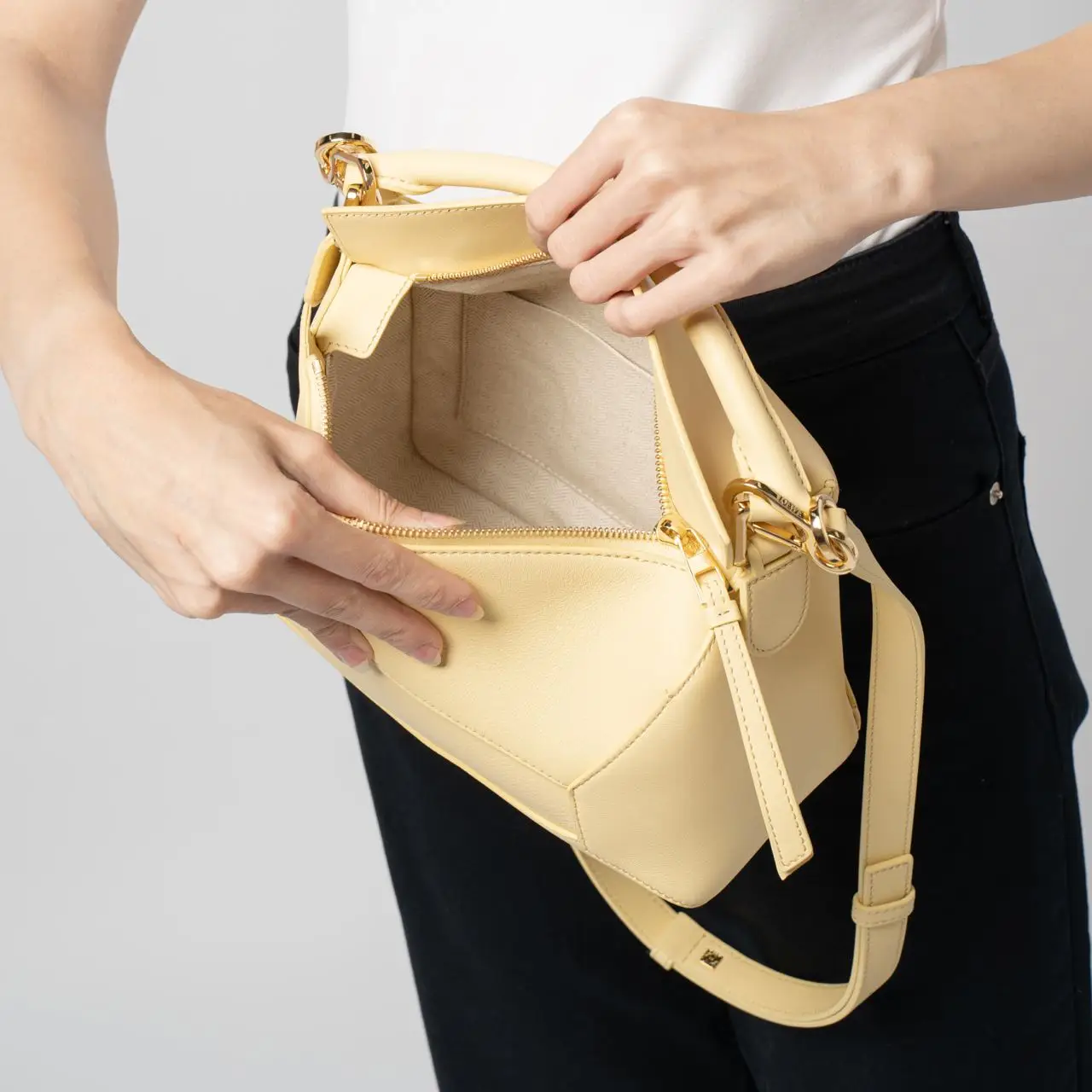 ショルダーバッグ・ポシェット LOEWE PUZZLE EDGE SMALL BAG SILK BEIGE LOEWE Puzzle Edge small textured-leather shoulder bag | NET