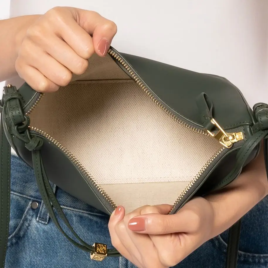 【LOEWE】HAMMOCK HOBO MINI◆A538G13X01 Mini Hammock hobo in classic calfskin Brown - LOEWE