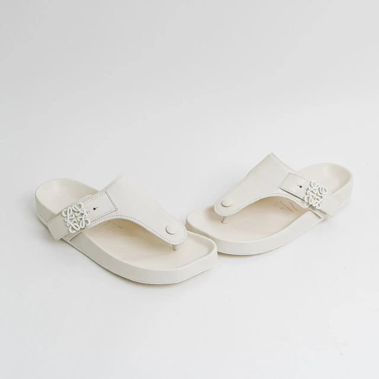 サンダル・ミュール LOEWE White leather Petal thong mules (L814S10X01 WHIMUL) Loewe Loewe White Leather Petal Thong Mules Women's IT 36