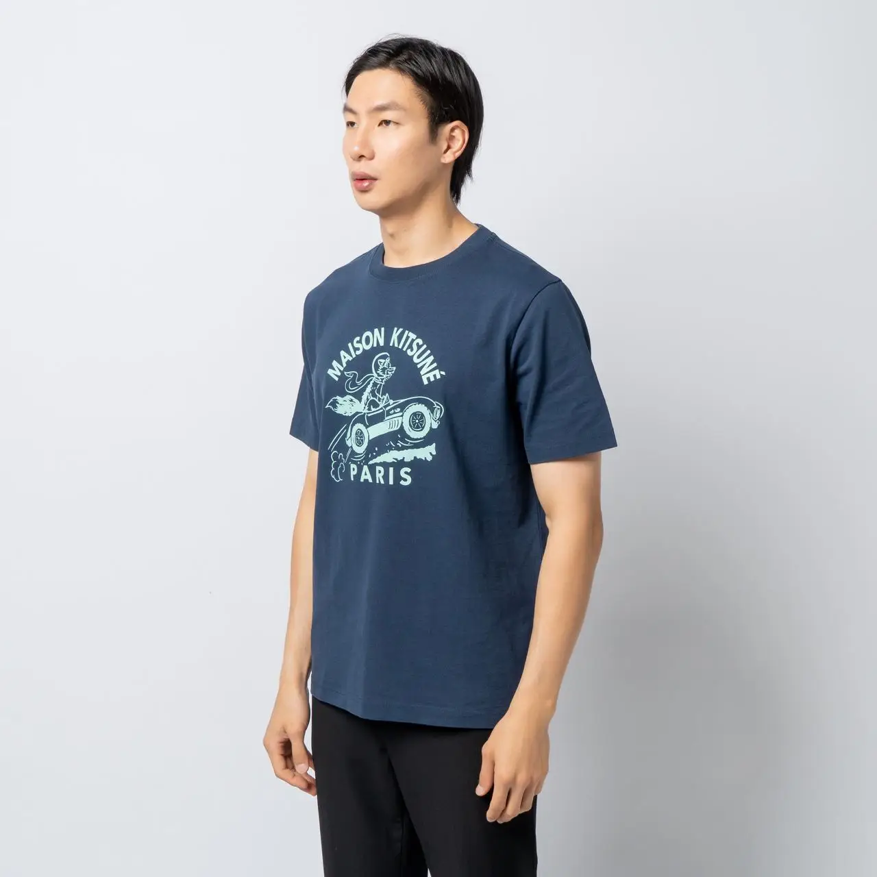 【関税込み】Maison Kitsune ブルー Racing Fox Tシャツ MAISON KITSUNÉ Racing Fox Comfort T-Shirt in Blue | SVD