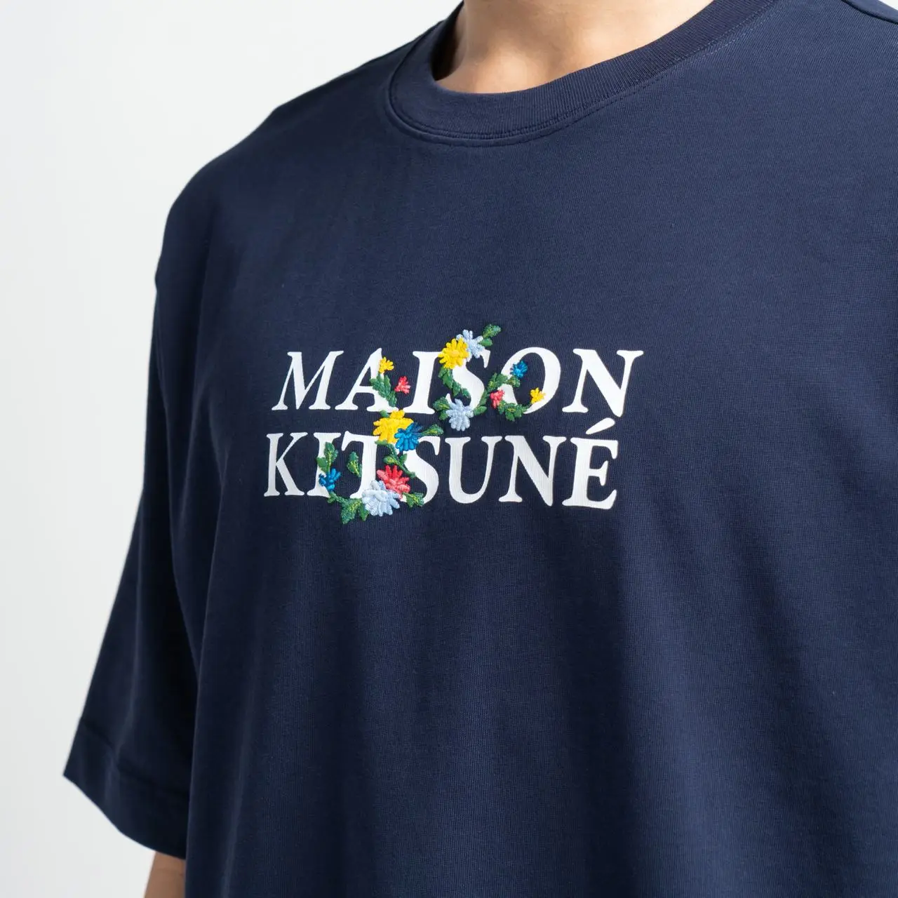 【関税・送料込み】MAISON KITSUNE FLOWER LOGO LETTERING 関税・送料込み】MAISON KITSUNE FLOWER LOGO LETTERING Maison
