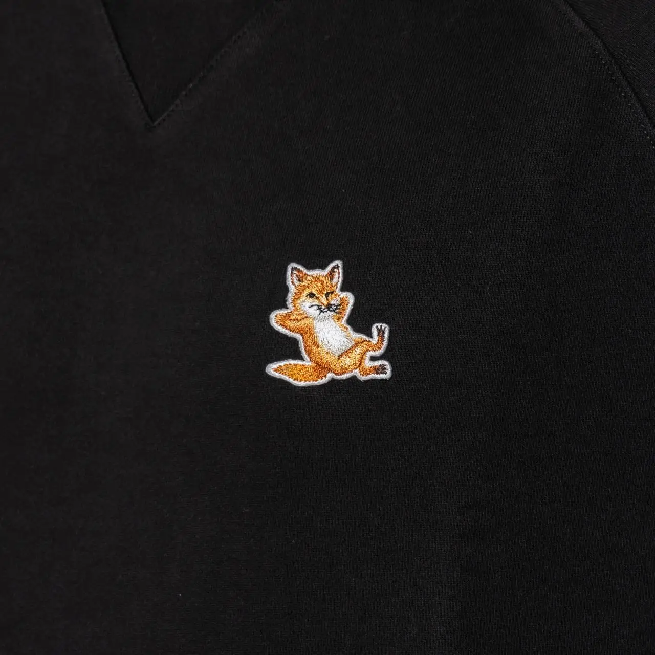 関税込★MAISON KITSUNE★Chillax Fox Patch Classic Sweatshirt Maison Kitsune Chillax Fox Patch Classic Sweatshirt Ecru