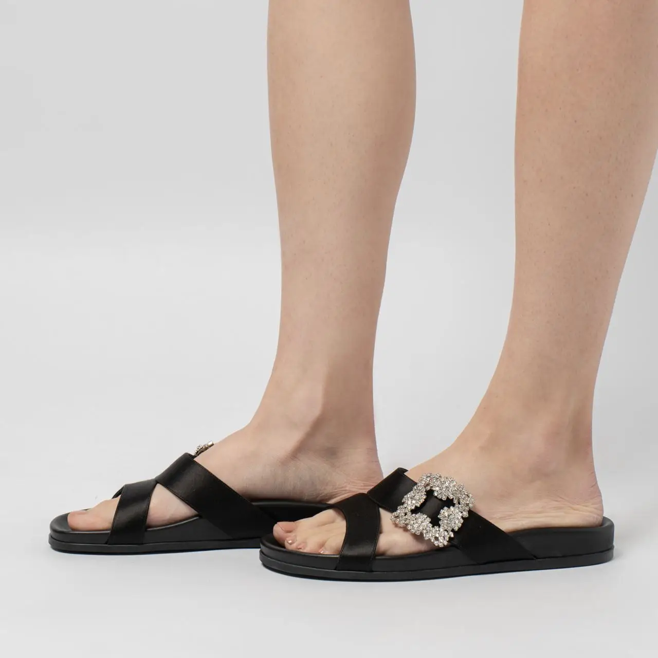 直営店【MANOLO BLAHNIK】CHILANGHI ジュエルバックル サンダル MANOLO BLAHNIK Chilanghi buckled satin slides | NET-A-PORTER