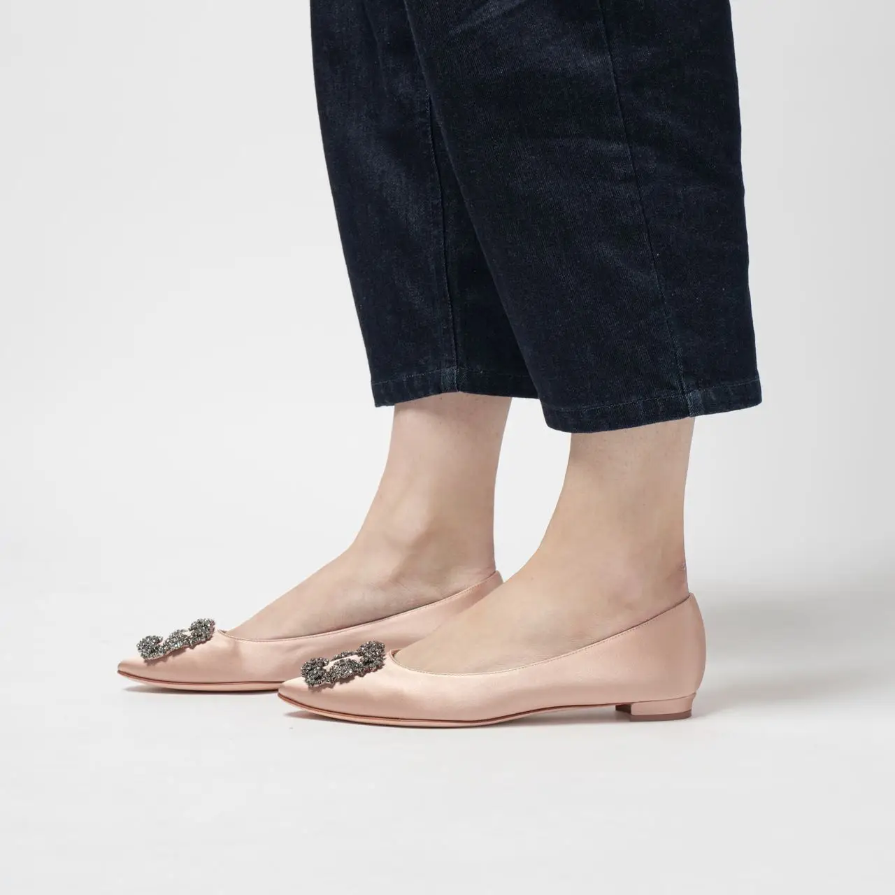 MANOLO BLAHNIK パンプス HANGISIFLAT FMC SATIN 9XX 0348 HANGISIFLAT | Champagne Satin Jewel Buckle Flat Pumps