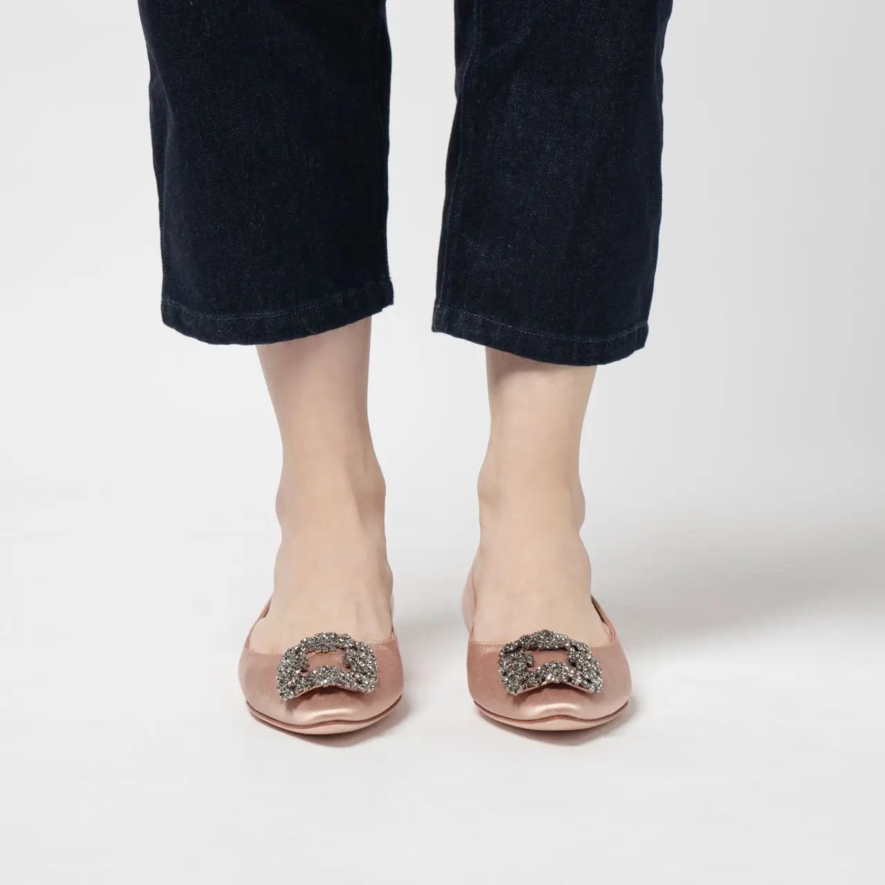 MANOLO BLAHNIK パンプス HANGISIFLAT FMC SATIN 9XX 0348 HANGISIFLAT | Champagne Satin Jewel Buckle Flat Pumps