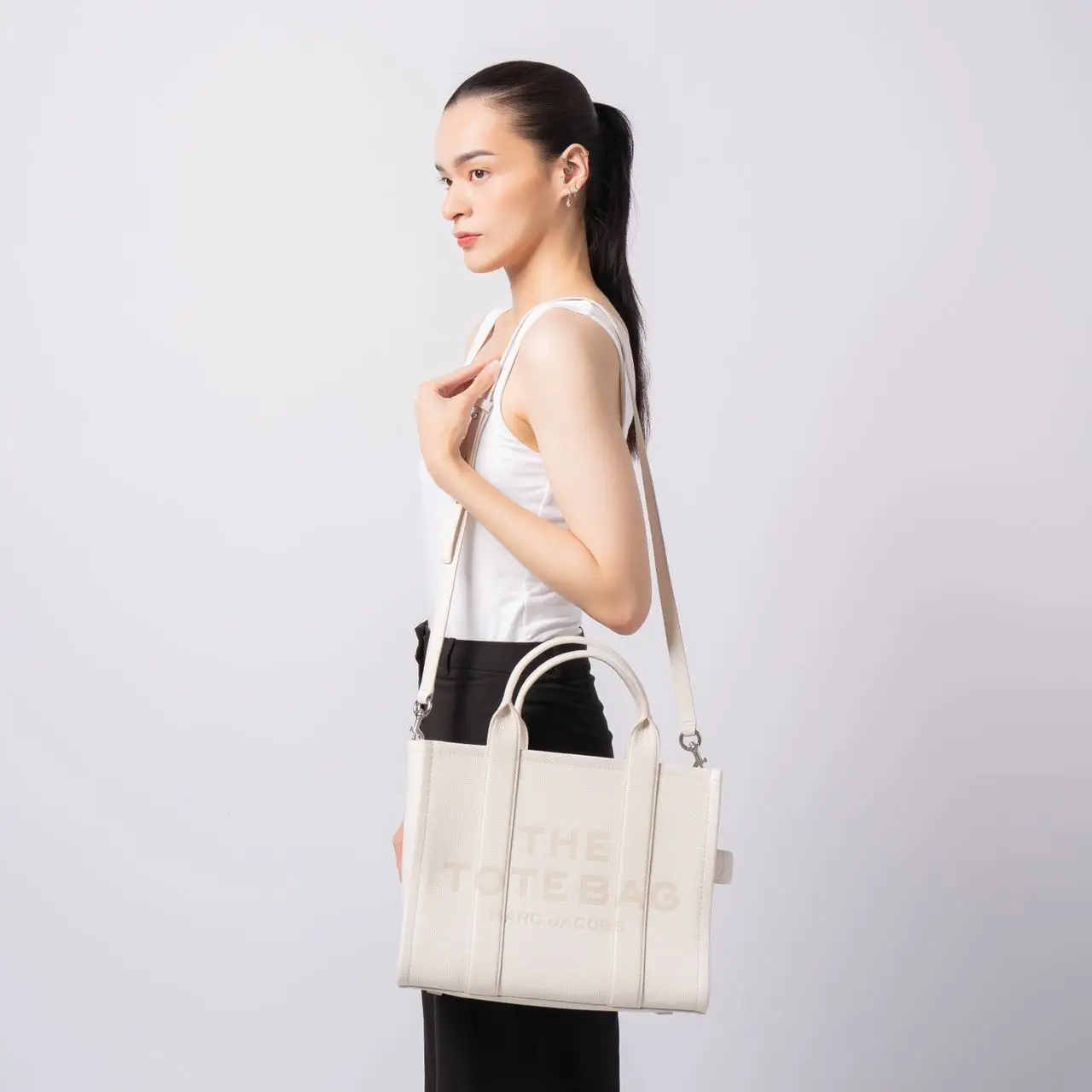 Marc Jacobs The Leather Medium Tote Bag Cotton/SIlver – voilà.id