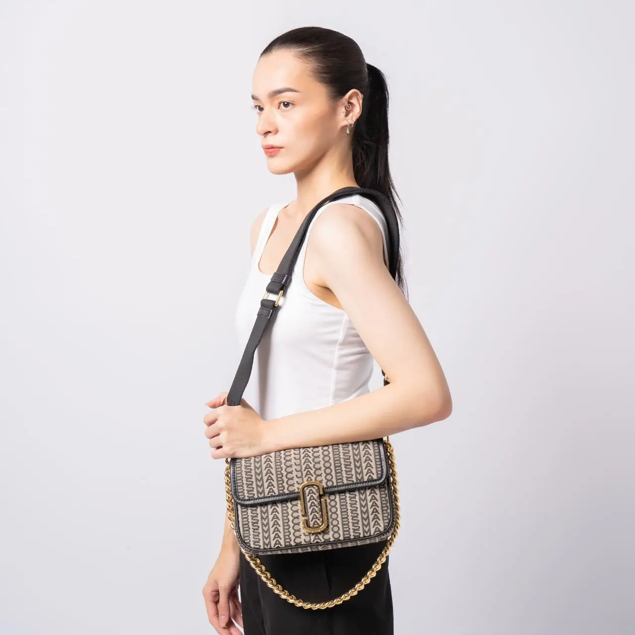 Marc Jacobs ビジネスバッグ ベージュ/ブラック Marc Jacobs The J Marc Monogram Shoulder Bag Beige Multi Ghw