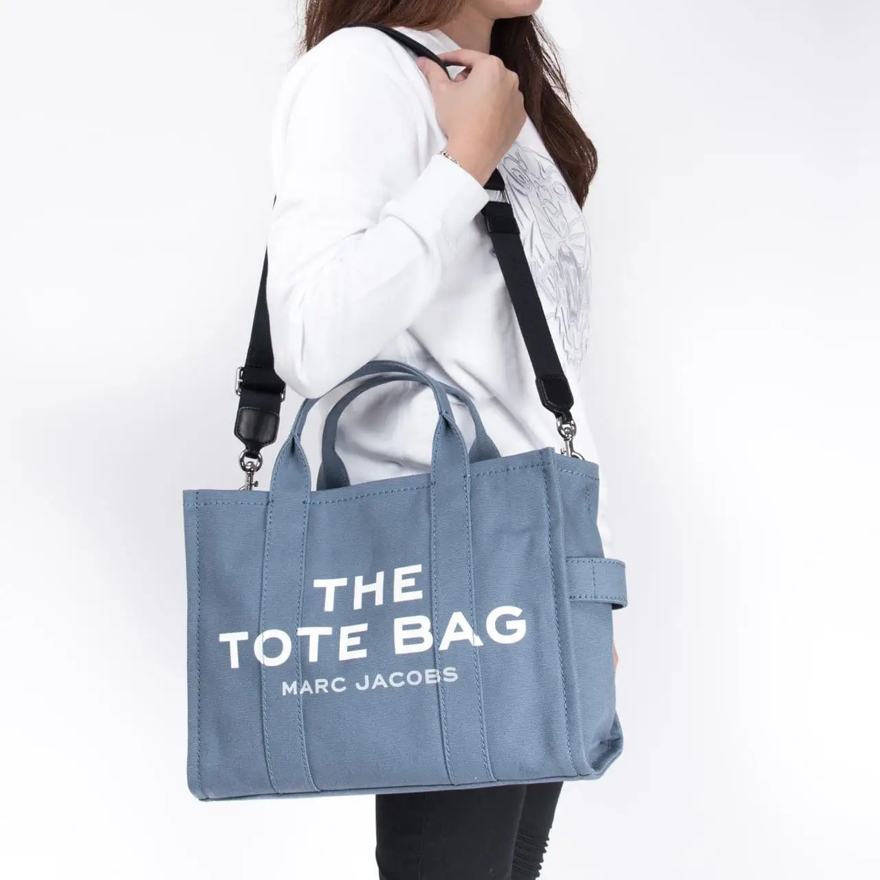 Marc Jacobs The Medium Tote Bag Blue White – voilà.id Marc Jacobs The Medium Tote Bag Blue White – voilà.id