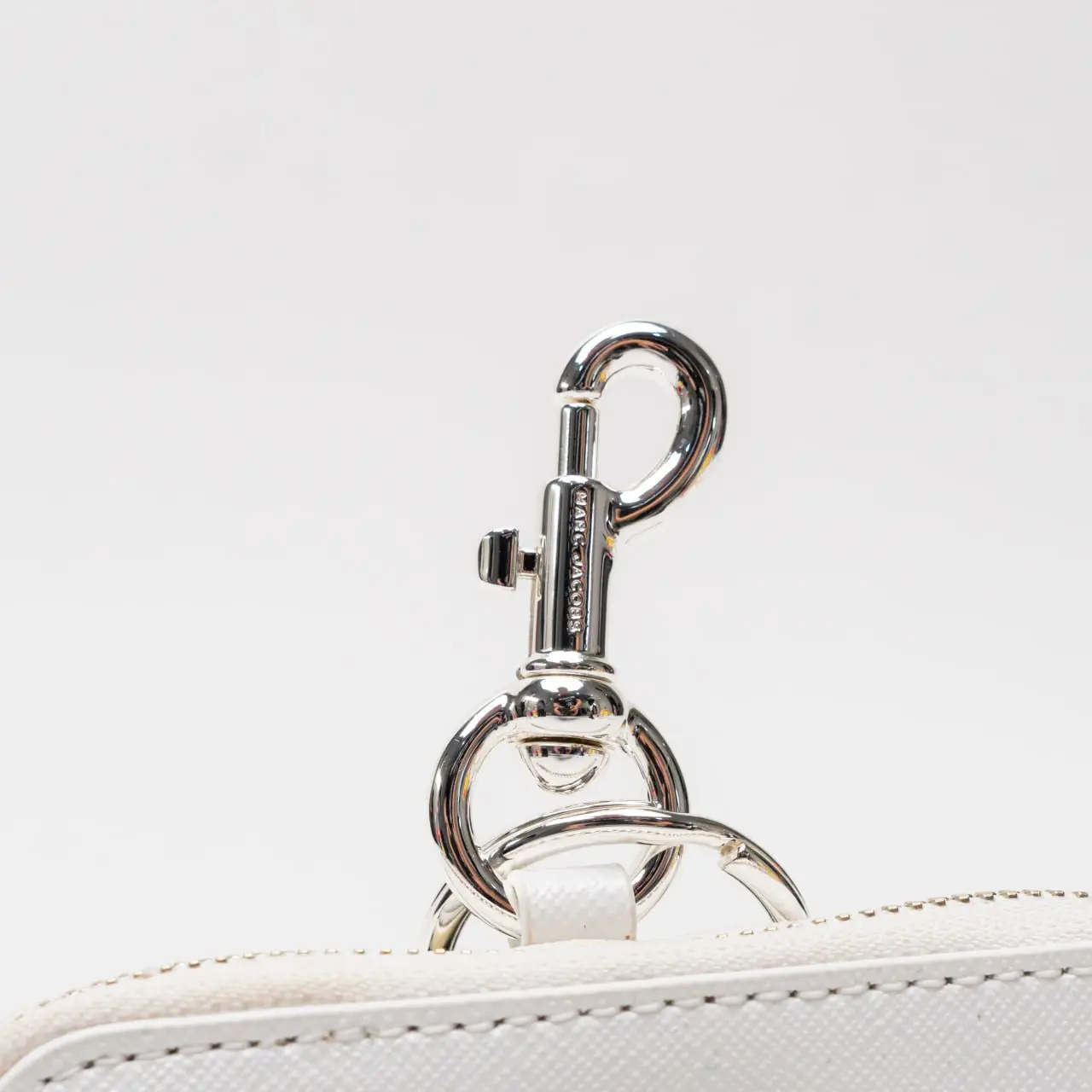 Marc Jacobs The Nano Snapshot Charm White – voilà.id