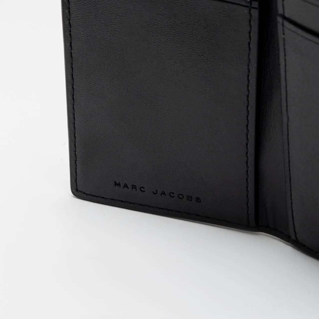 Marc Jacobs The J Marc Leather Tri-Fold Wallet Black – voilà.id