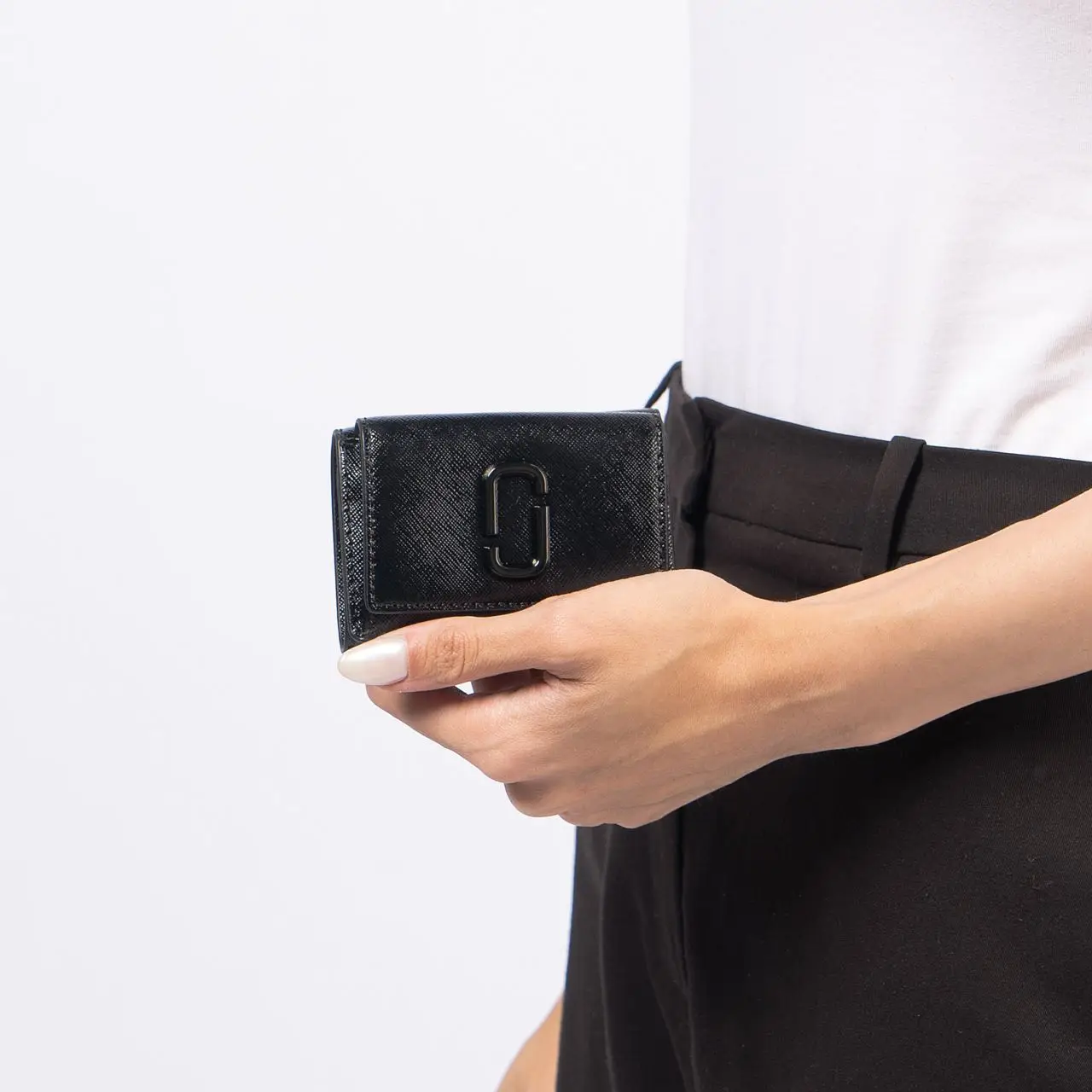 折りたたみ財布 MARC JACOBS BLACK MINI THE UTILITY SNAPSHOT DTM WALLET THE UTILITY SNAPSHOT DTM MINI COMPACT WALLET - BLACK