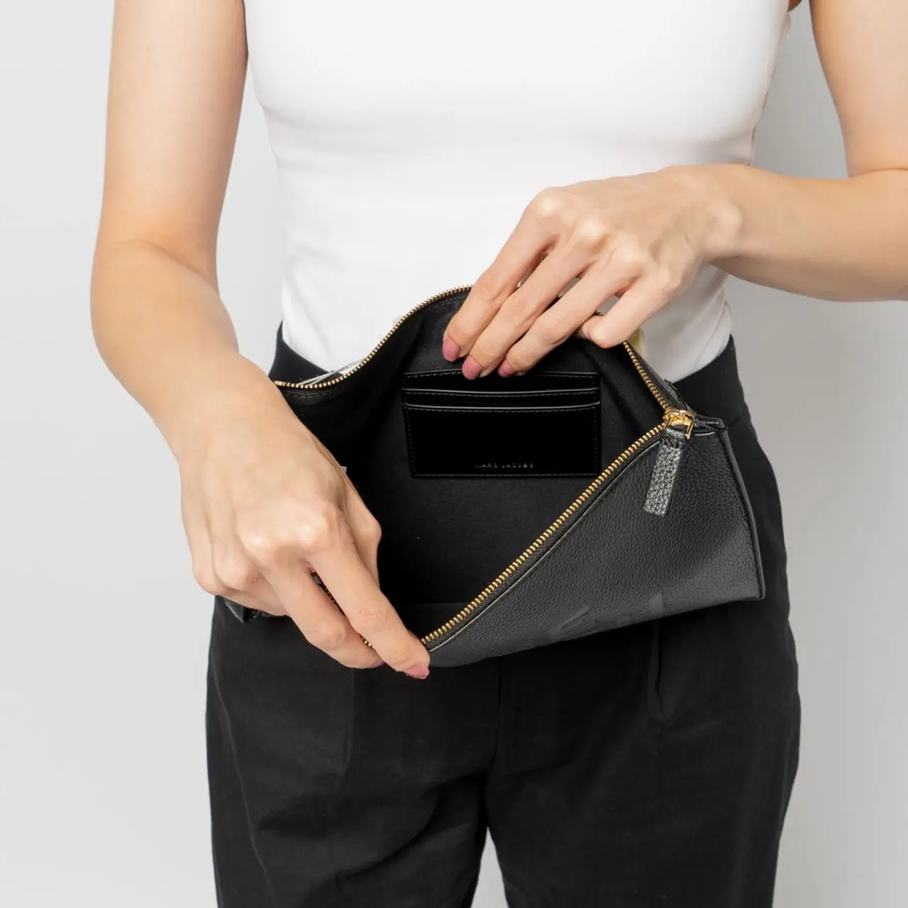 【関税込み】Marc Jacobs ブラック The Leather Large ポーチ Marc Jacobs The Leather Large Pouch Black – voilà.id