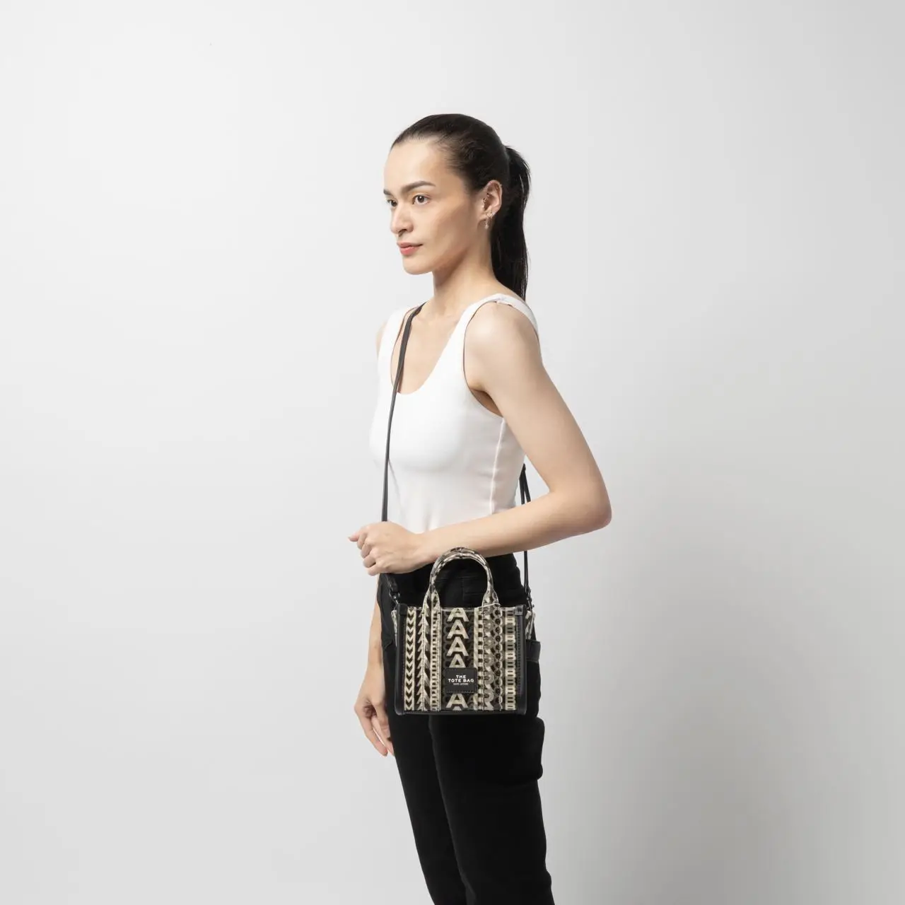★追跡&関税込【MARC JACOBS】The Crossbody Tote Lenticular ☆追跡&関税込【MARC JACOBS】The Crossbody Tote Lenticular