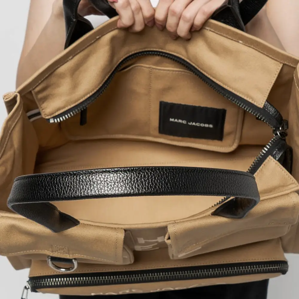 トートバッグ MARC JACOBS THE CARGO CANVAS LARGE TOTE BAG IN CAMEL Marc Jacobs The Large Cargo Canvas Tote bag | REVERSIBLE