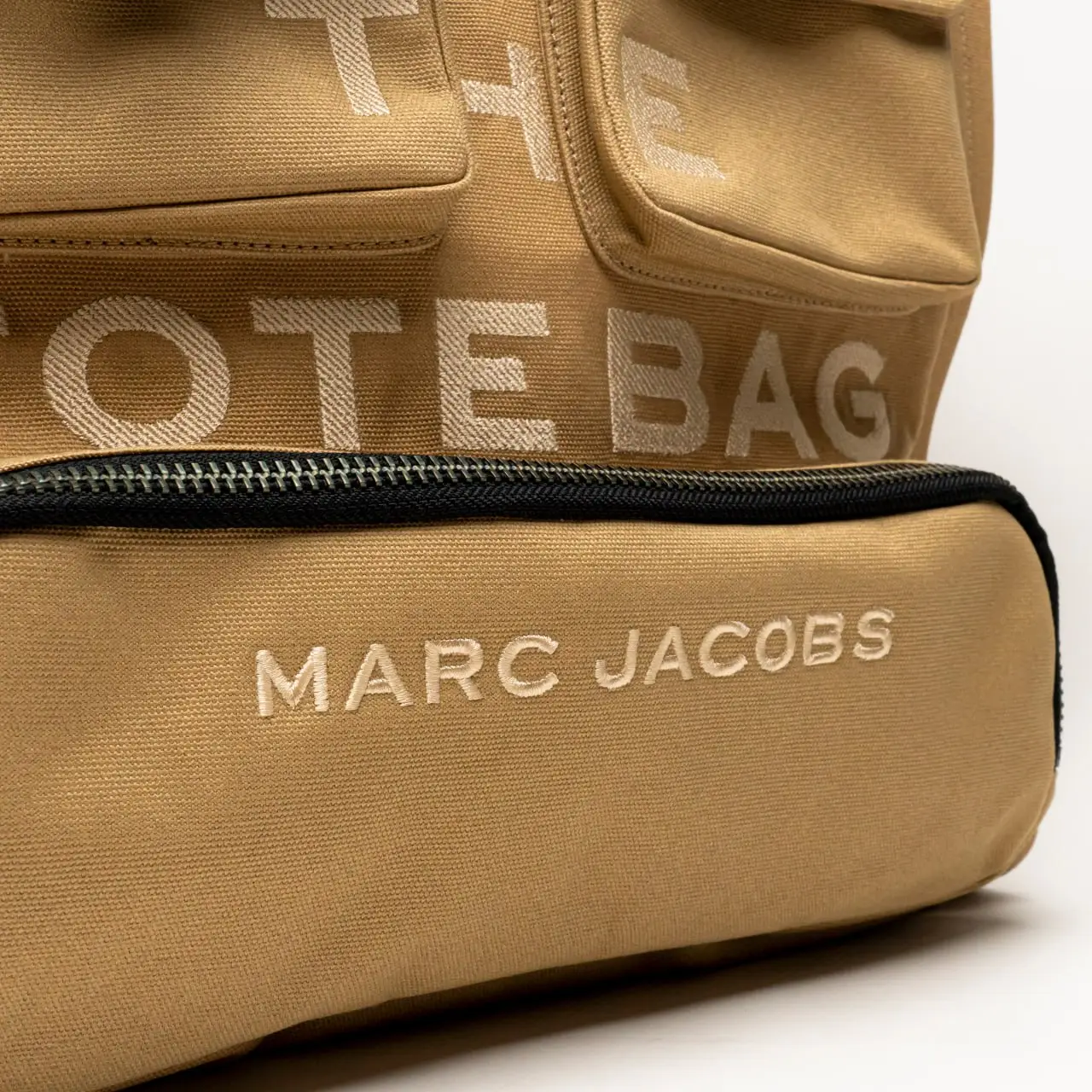トートバッグ MARC JACOBS THE CARGO CANVAS LARGE TOTE BAG IN CAMEL Marc Jacobs The Large Cargo Canvas Tote bag | REVERSIBLE