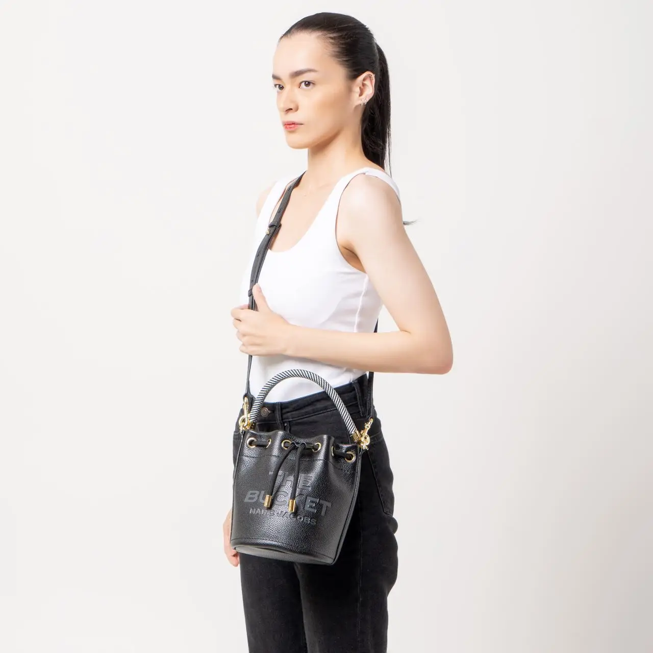 Marc jacobs bucket bag black online