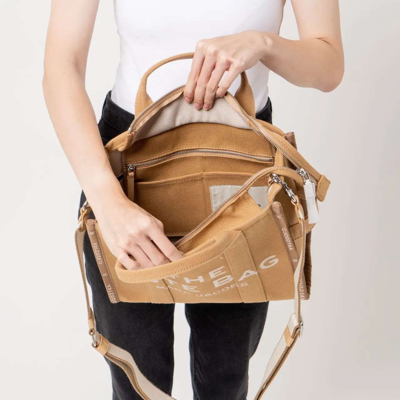 トートバッグ Marc Jacobs Camel Leather The Medium Tote Bag Marc Jacobs The Leather Medium Camel Tote Bag