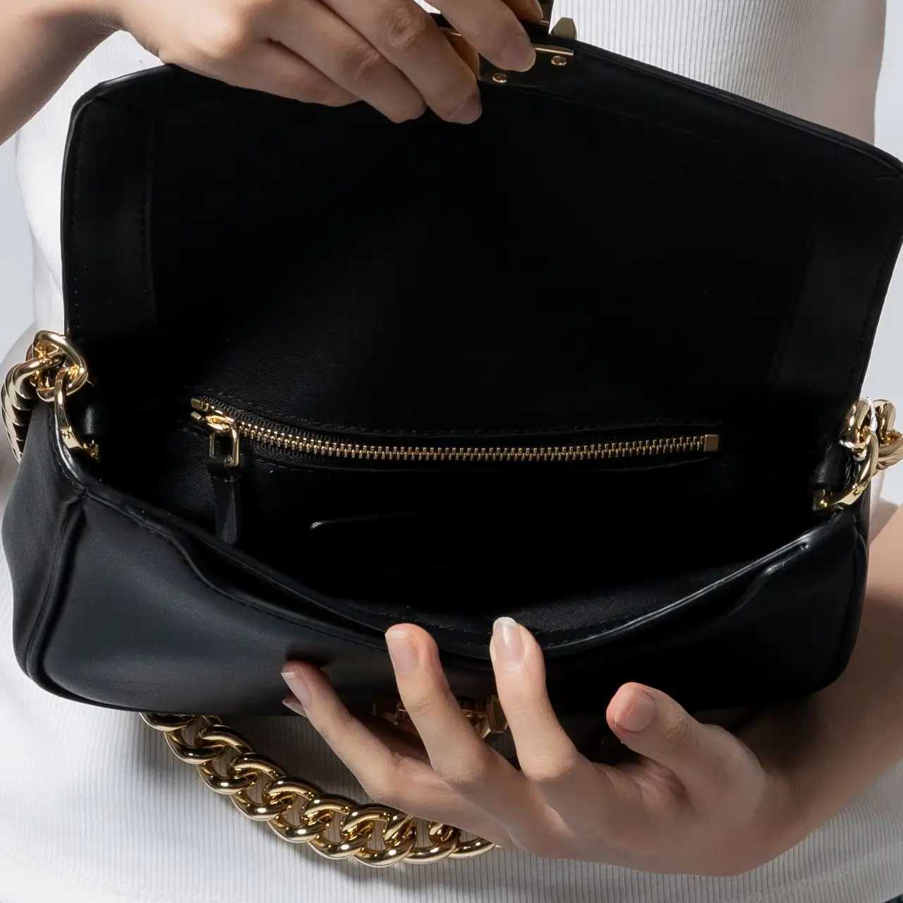 Marc Jacobs The J Soft Shoulder Bag Black Ghw – voilà.id
