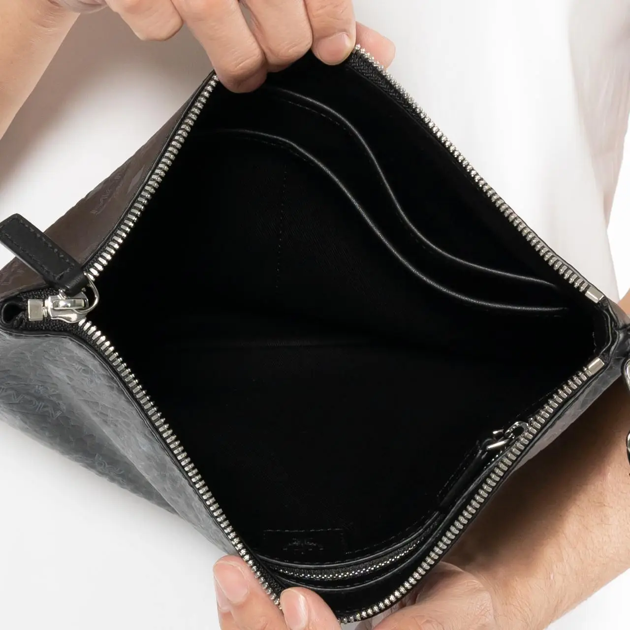 [MCM]★韓国人気★Visetos Original Wrist Strap Zipper Pouch MCM Medium Wrislet Zip Pouch Visetos Original Black – voilà.id
