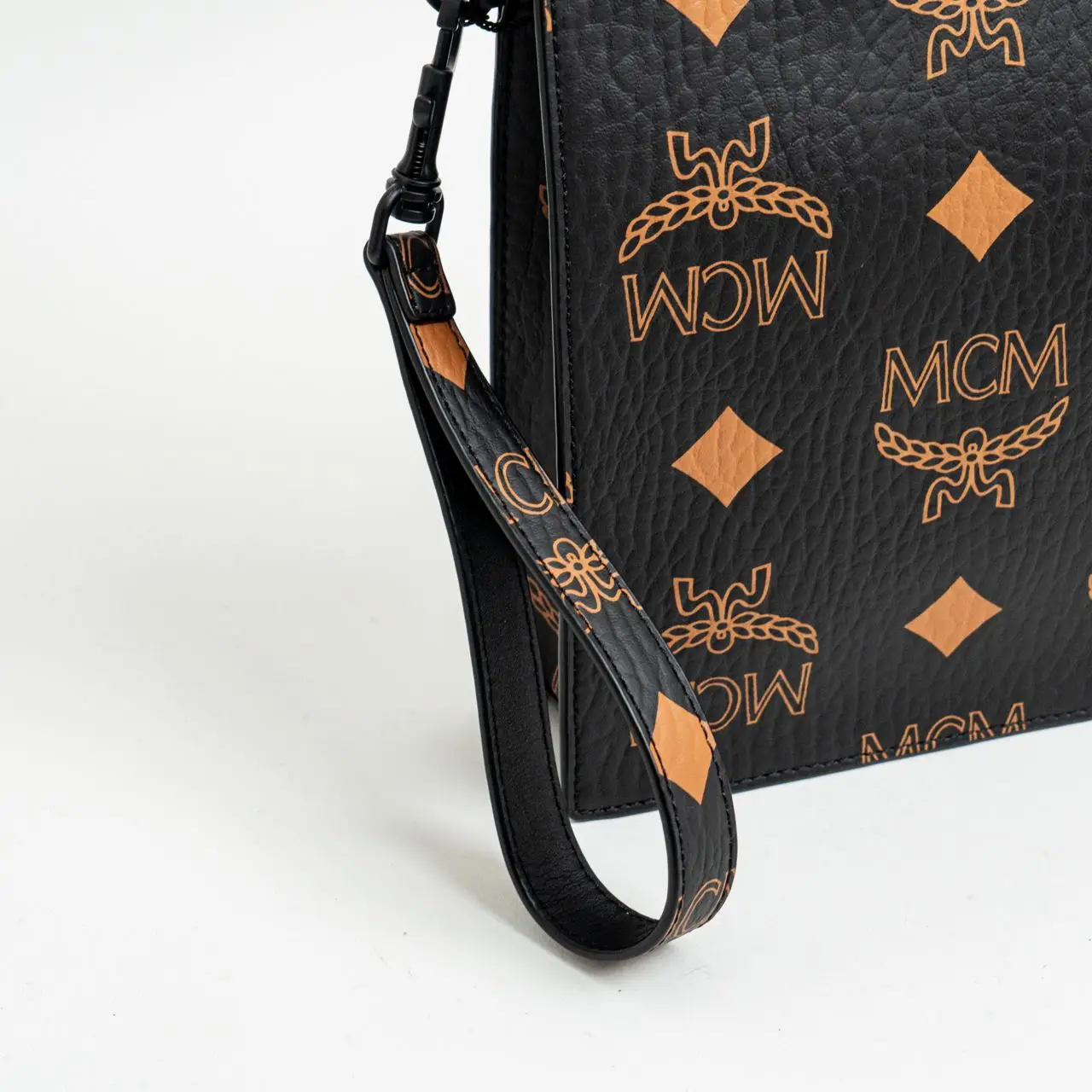 [MCM]★韓国人気★Visetos Original Wrist Strap Zipper Pouch MCM]☆韓国人気☆Visetos Original Wrist Strap Zipper Pouch