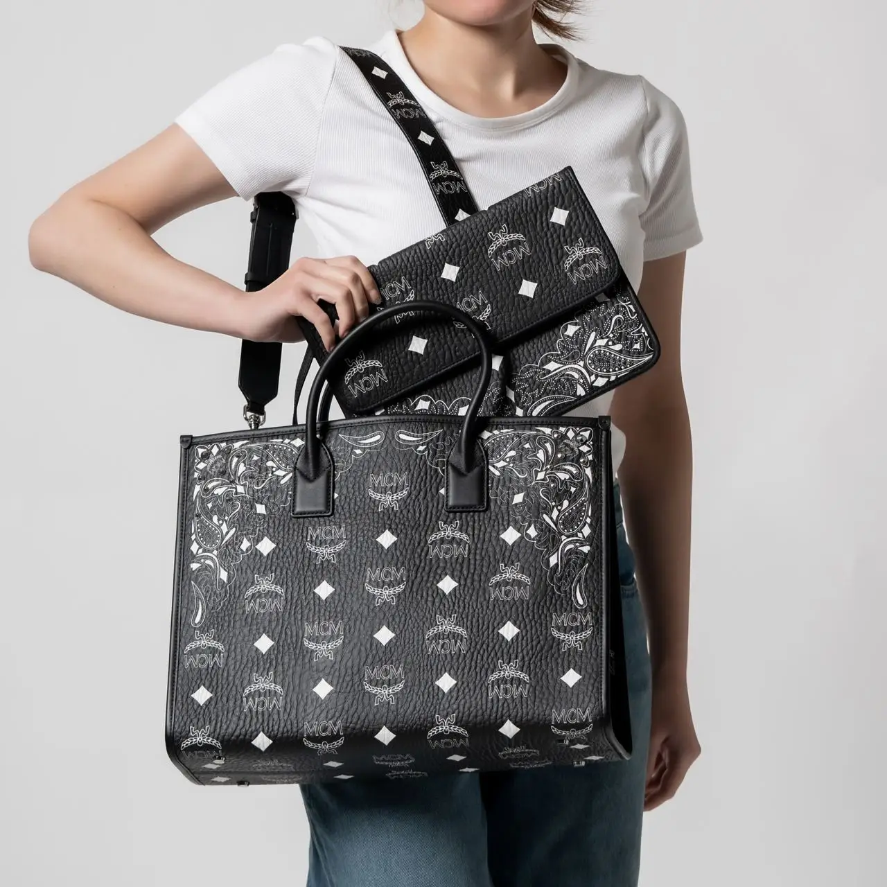 MCM ボストンバッグ　黒　mcm　大型 Small Ella ボストンバッグ - ヴィセトス ブラック | MCM ®JP