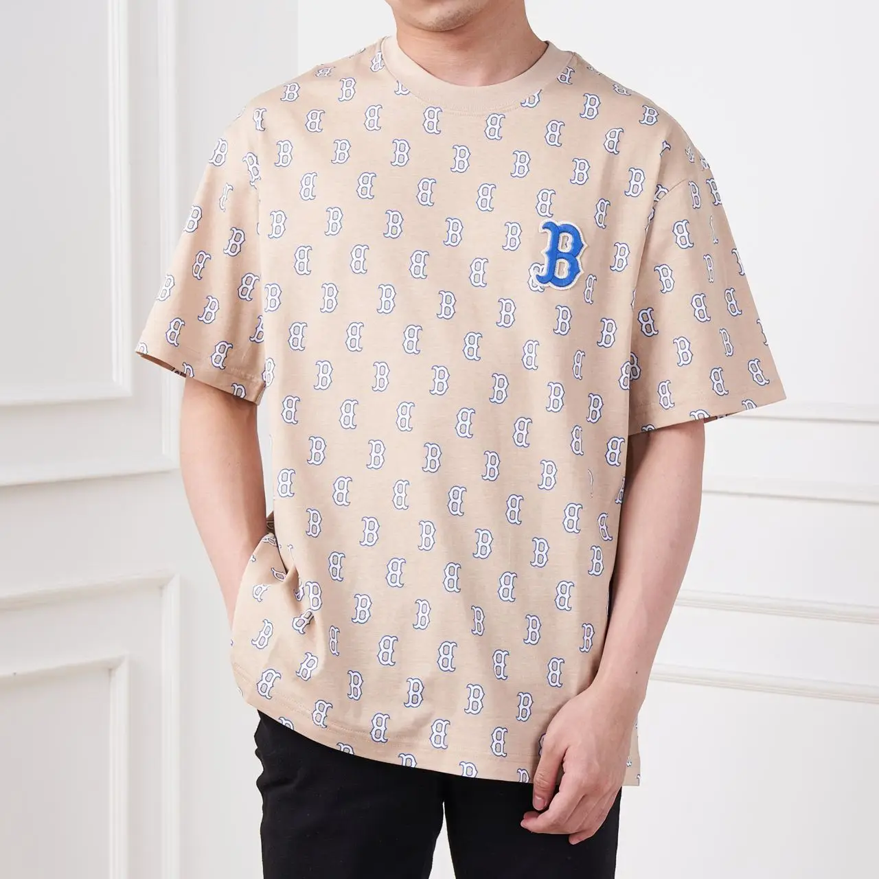 MLB Boston Redsox Monogram All Over Tee Beige – voilà.id