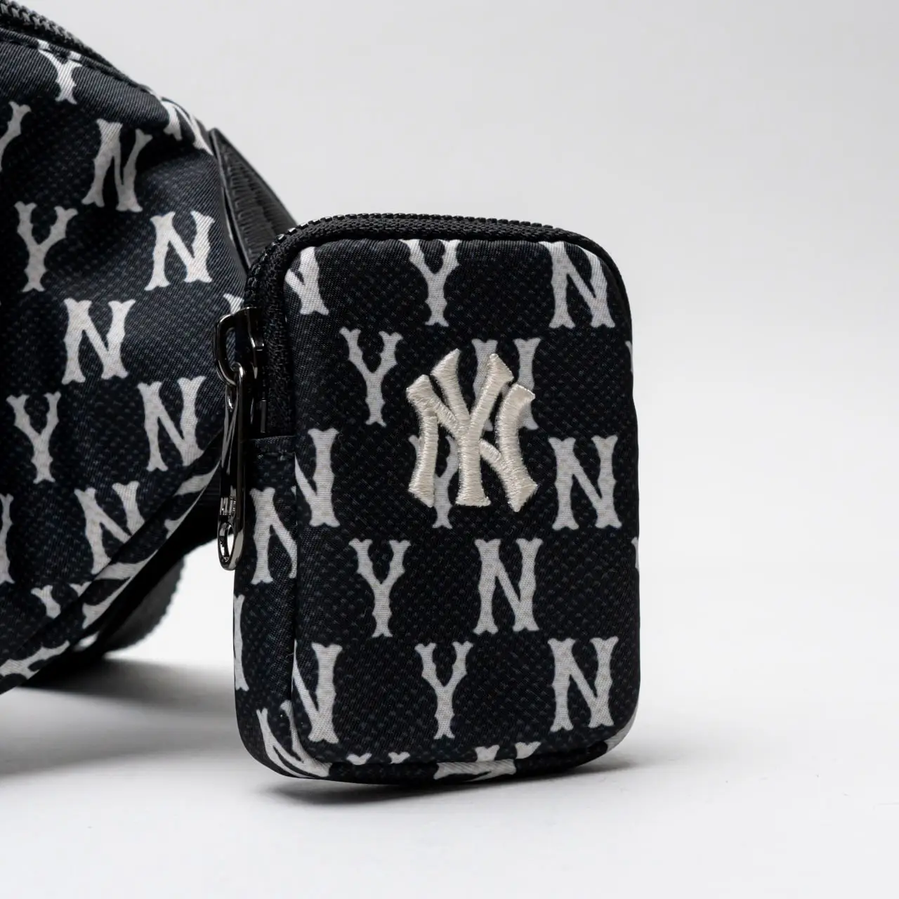 MLB モノグラム ヒップサック NY (Black) MLB モノグラム ヒップサック NY (Black) (MLB Korea/ボストン