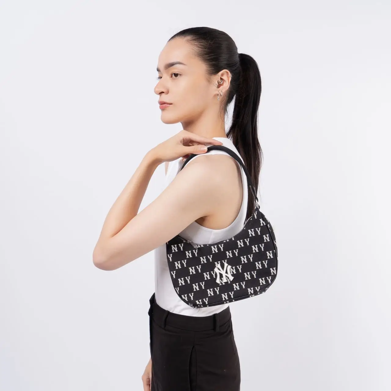 トートバッグ [ MLB ] CLASSIC MONOGRAM JAQUARD HOBOBAG MLB Big Classic Monogram Jacquard New York Yankees Hobo Bag