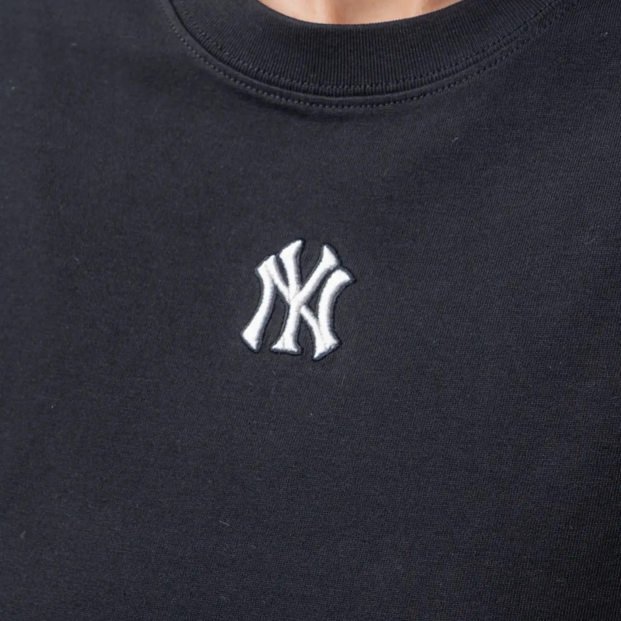 MLB NY Yankees Basic Small Logo Crop Top T-Shirt Black