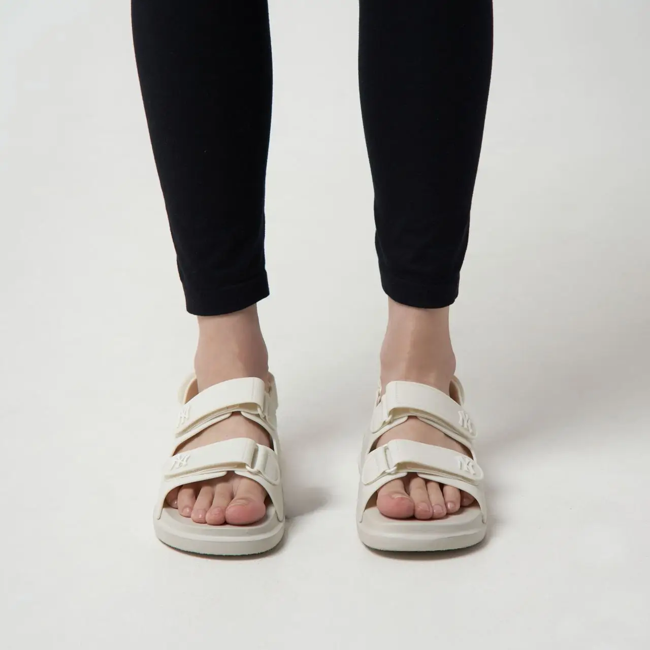 MLB NY Yankees Chunky Mask Sandal Cream White – voilà.id