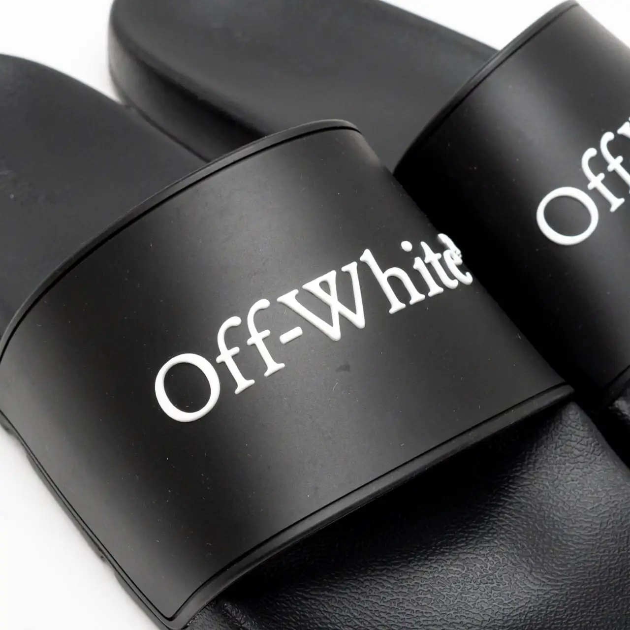 サンダル・ミュール Off White Black leather Bookish slippers Off-White Bookish Logo Print Slide Black – voilà.id