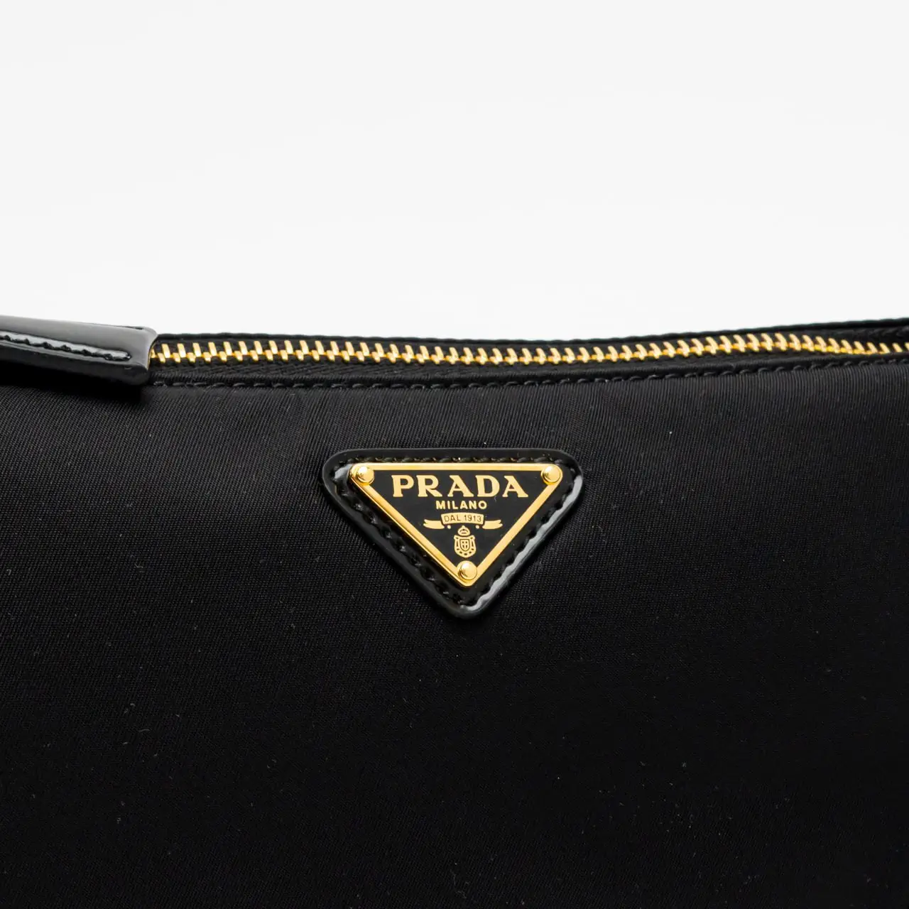 Prada Re-Edition 2002 Re-Nylon Shoulder Bag Black – voilà.id Prada Re-Edition 2002 Re-Nylon Shoulder Bag Black – voilà.id