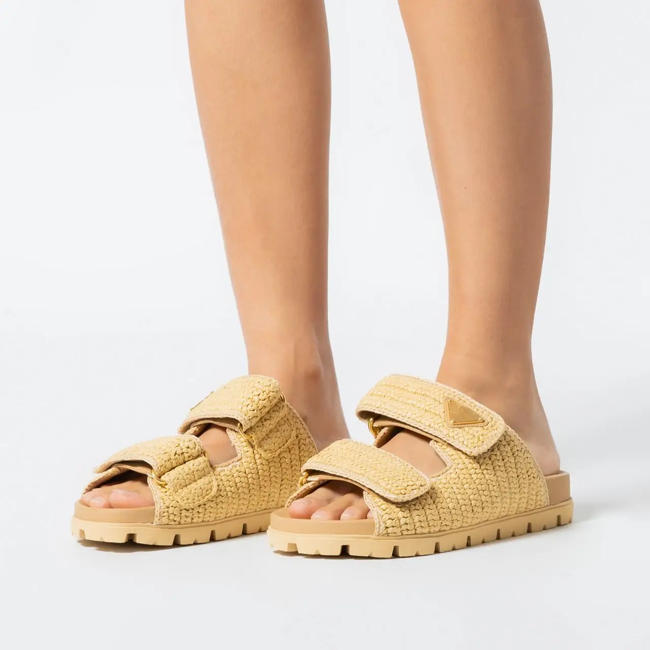 サンダル PRADA 2X3143 RAFFIA FLAT SANDAL WITH TRIANGLE LOGO Prada Triangle Logo Raffia Woven Fabric Sandals Beige – voilà.id