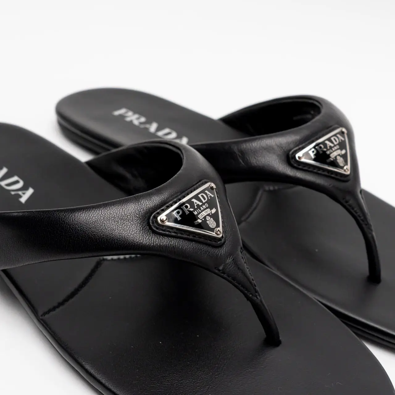さりげなさ◇Logo サンダル◇PRADA トライアングルロゴ レザー ストラップスライドサンダル (PRADA