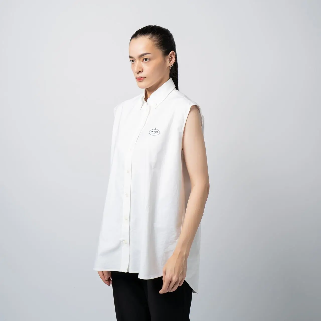 PRADA ホワイト Vネック Tシャツ XS Prada Milano Logo Chest Sleeveless Shirt White – voilà.id