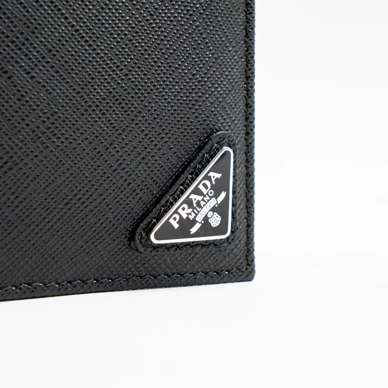 【人気/関税/送料込み】 Prada Saffiano Triangle Logo Wallet B Prada triangle-logo Saffiano Leather Wallet | Black | FARFETCH