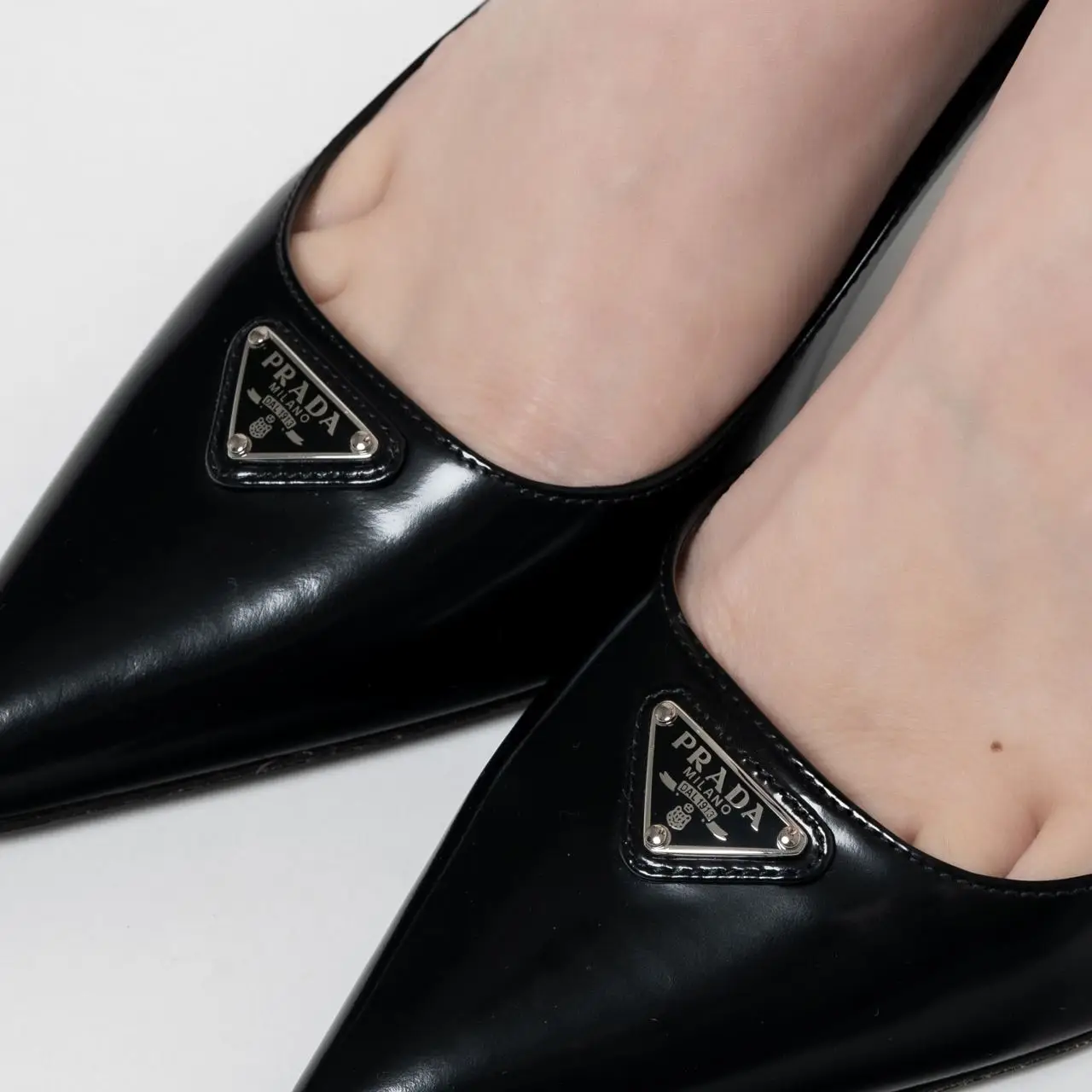 Prada Brushed 85 Triangle Logo Leather Pumps Black – voilà.id