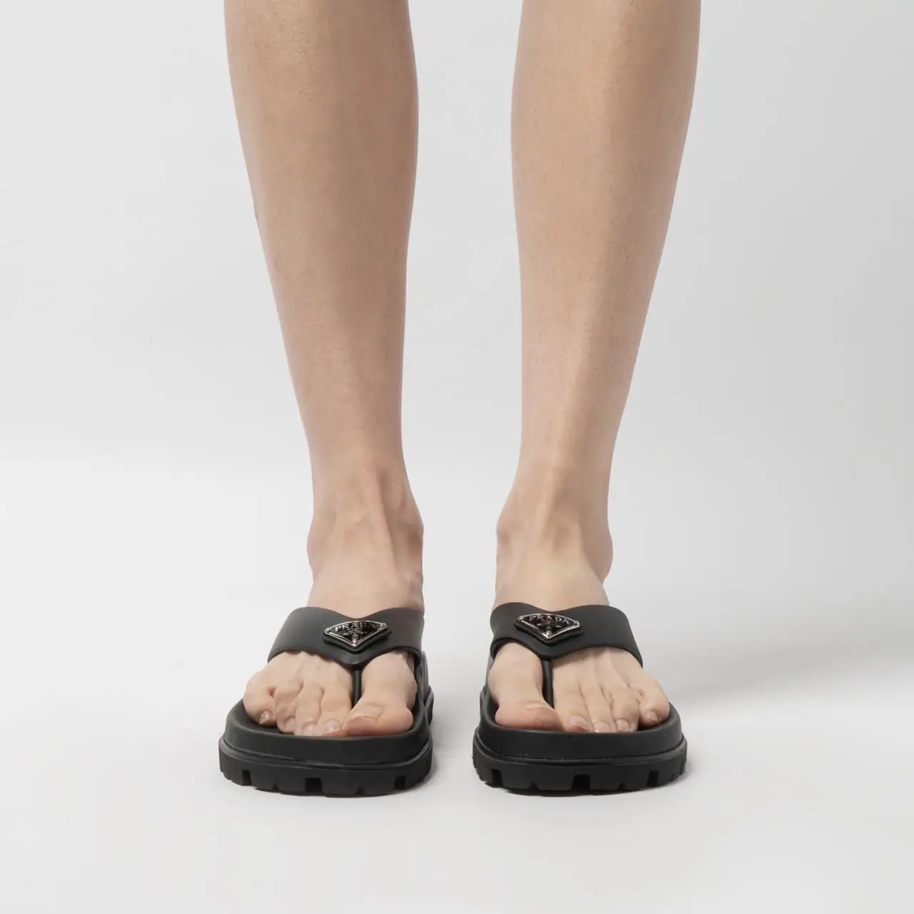 ■PRADA■ Rubber sandals with front logo plaque Prada Women's' Logo Plaque Rubber Sandals in Black | LN-CC®