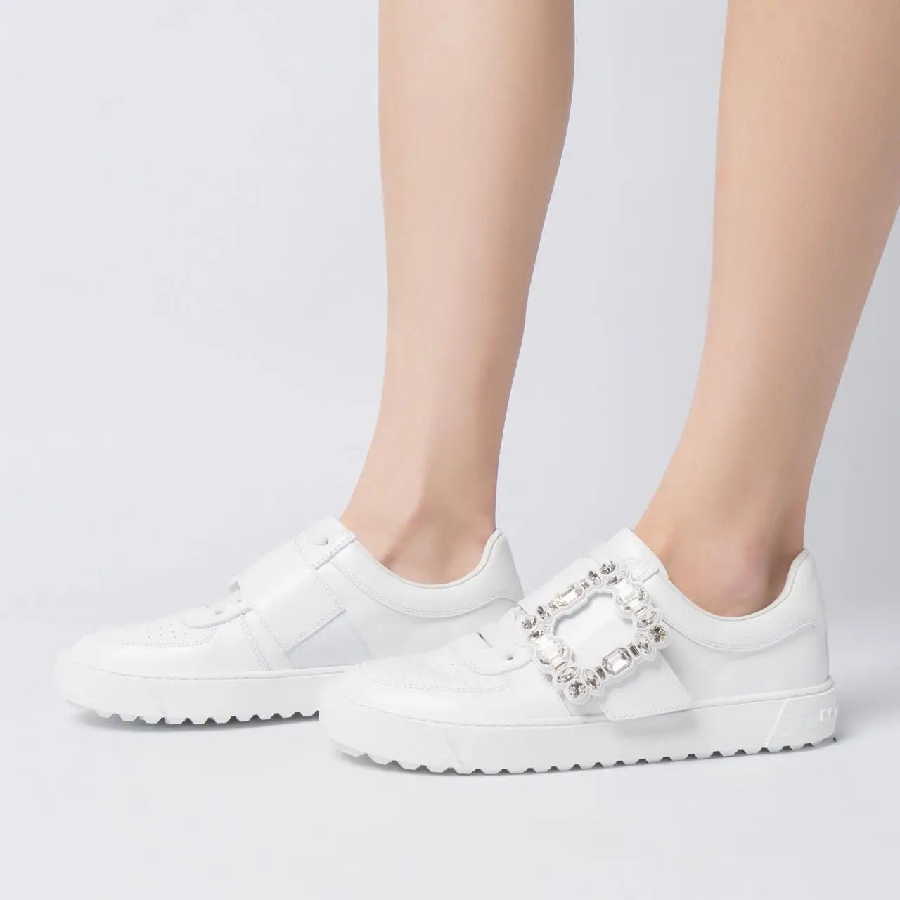 [Roger Vivier]Very Vivier Strass バックル スニーカー Roger Vivier Very Vivier Strass Buckle Sneakers in Leather